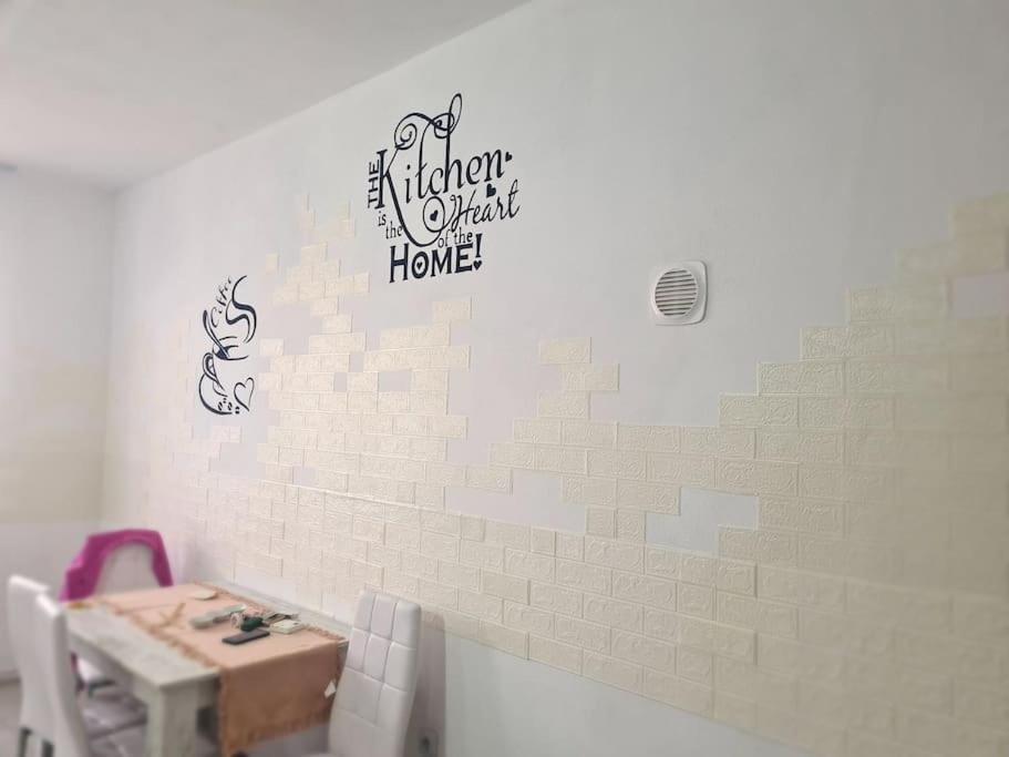 Mural Art Apartament Petroşani Exteriér fotografie
