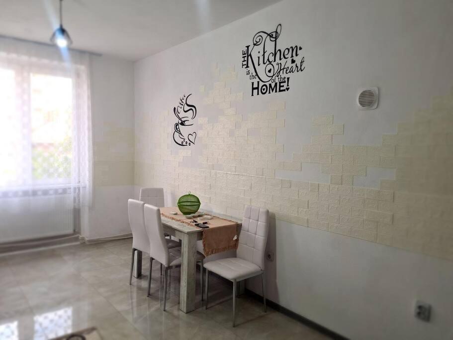 Mural Art Apartament Petroşani Exteriér fotografie